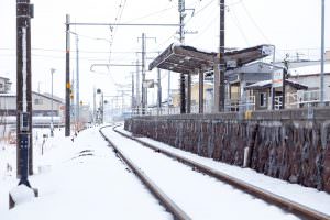 宮木駅で雪たちが静かに電車を待っています。
